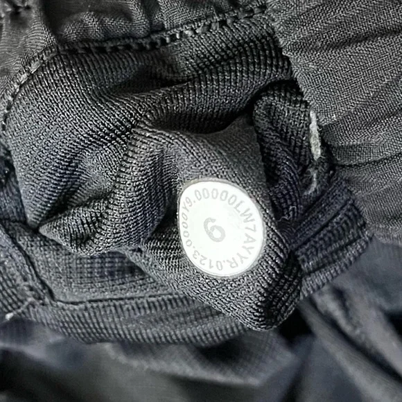 ❌ SOLD. LULULEMON High Rise Hotty Hot Short 2.5” | Black | Size 6 - Picture 5 of 5